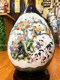 Bình tỳ bà họa tiết sơn thủy nhân sơn trang men sứ trắng kích thước cao 63cm vẽ tay