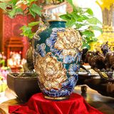Lọ hoa sen dáng vại men sứ xanh lục bảo kích thước cao 50cm đắp nổi vẽ vàng