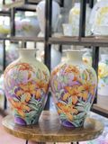 Lọ hoa họa tiết hoa ly vàng cam 3D kích thước 35cm