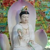 Tượng Quan Âm tự tại Bồ Tát ngồi hoa sen sứ hồng 40cm | Quà Tặng Phong Thủy Tượng Quan Âm