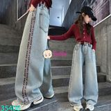 Quần Jean Suông Dài Bé Gái Thêu Chữ Đỏ (26-40kg)