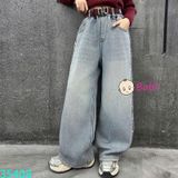 Quần Jean Suông Dài Bé Gái Thêu Chữ Đỏ (26-40kg)