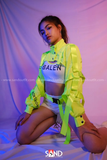 Set áo cut out xanh neon có bra trắng kèm quần short trắng phối nịt dù xanh neon