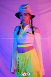 Áo croptop khoét vai trắng viền xanh neon dài tay