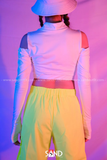 Áo croptop khoét vai trắng viền xanh neon dài tay