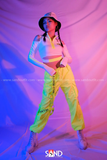 Set áo croptop dài tay khoét vai trắng viền xanh neon kèm quần jogger xanh neon