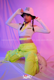 Set áo croptop dài tay khoét vai trắng viền xanh neon kèm quần jogger xanh neon