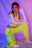 Set áo croptop dài tay khoét vai trắng viền xanh neon kèm quần jogger xanh neon