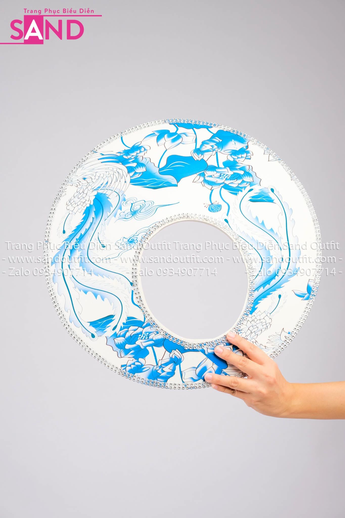 DMA0011 Mấn Áo Dài Trình Diễn Tay Lơi Hoạ Tiết Sen Phụng Xanh