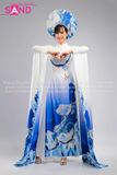 TAE0020 Áo Dài Trình Diễn Tay Lơi Hoạ Tiết Chim Hạt Xanh - Màu Trắng ( KÈM MẤN )