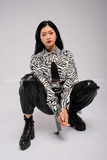 Outfit Phối Sẵn - (Quần Jogger Da phối Croptop Sơmi Ngựa Vằn)