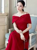 Đầm đỏ bẹt vai