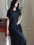 Đầm đen xếp ly cổ tròn