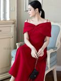 Đầm đỏ bẹt vai