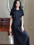 Đầm đen xếp ly cổ tròn