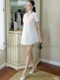 Đầm trắng suông cổ V