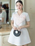 Đầm trắng suông cổ V