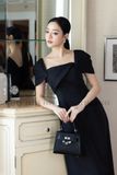 Đầm đen cổ vuông