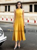 Đầm vàng cổ yếm