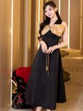 Đầm đen tay nơ