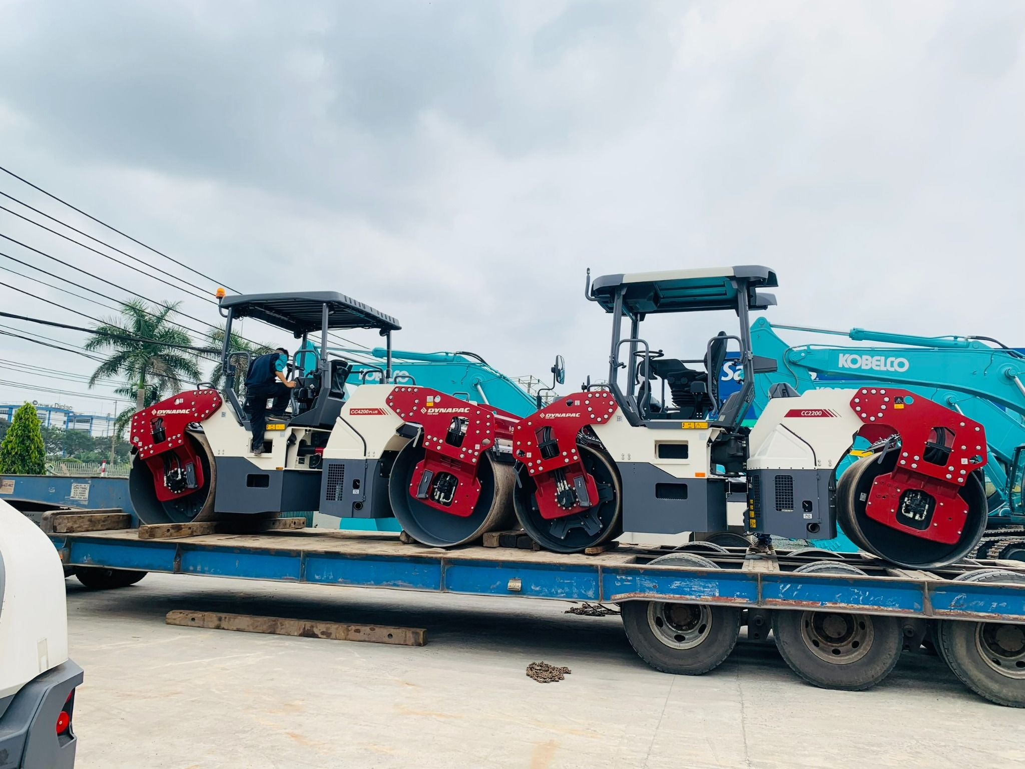 XE LU RUNG DYNAPAC HAI TRỐNG THÉP CC2200