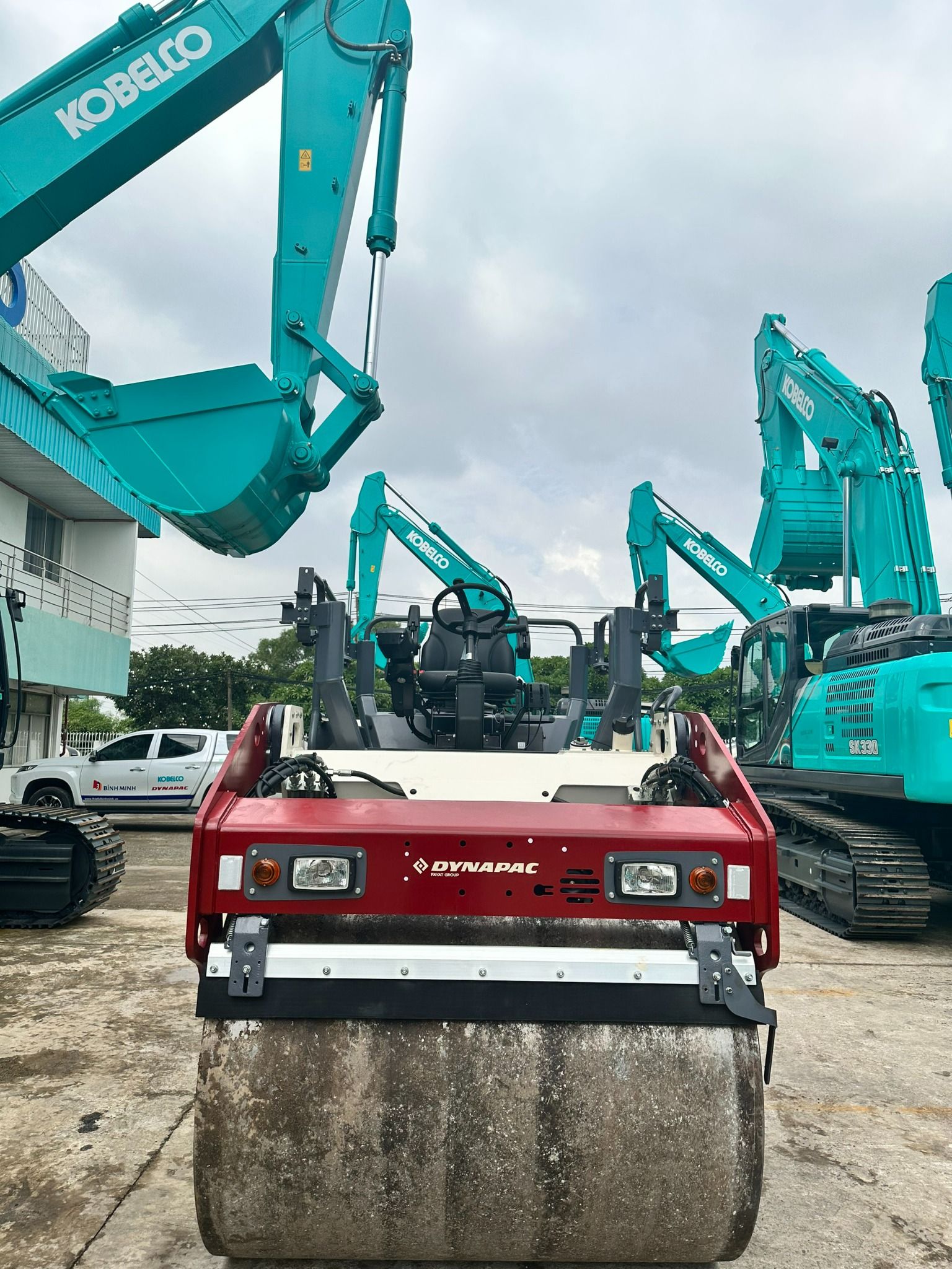 XE LU RUNG DYNAPAC HAI TRỐNG THÉP CC2200