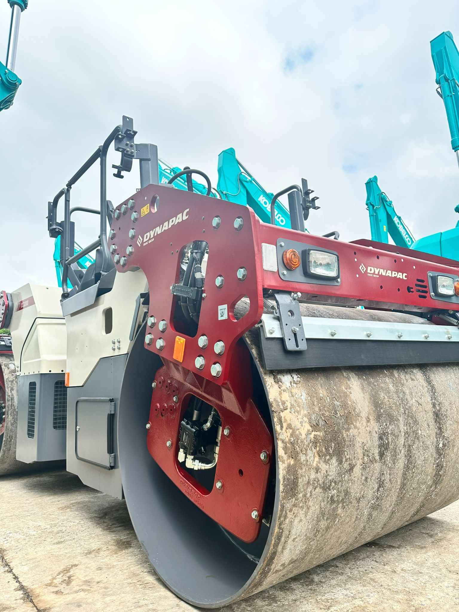 XE LU RUNG DYNAPAC HAI TRỐNG THÉP CC2200