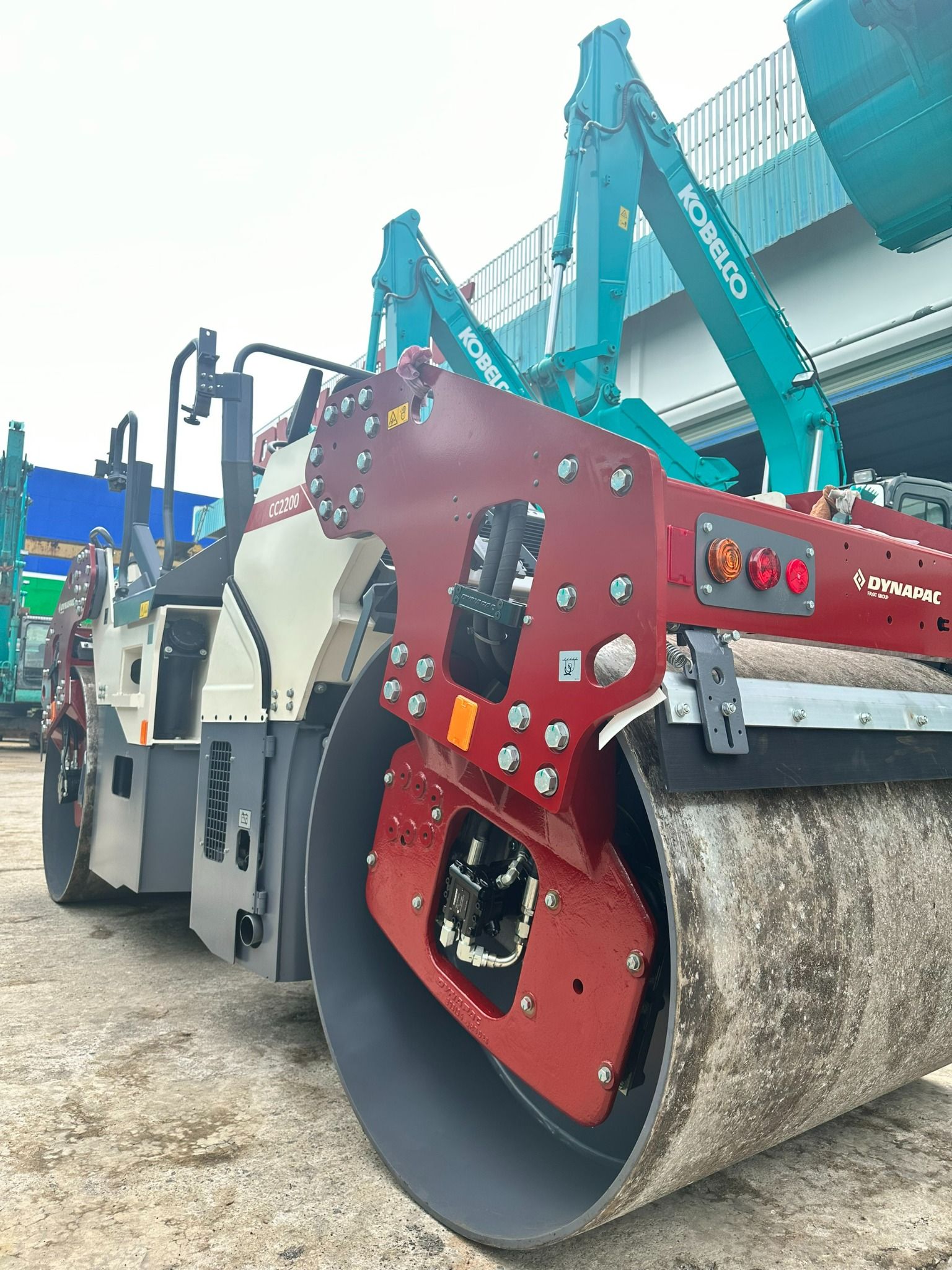 XE LU RUNG DYNAPAC HAI TRỐNG THÉP CC2200