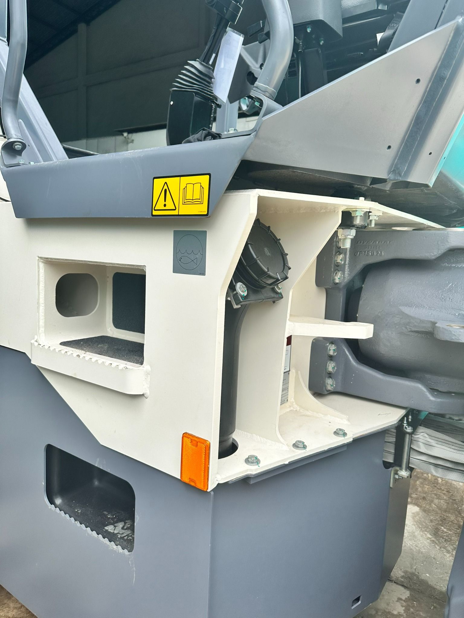 XE LU RUNG DYNAPAC HAI TRỐNG THÉP CC2200