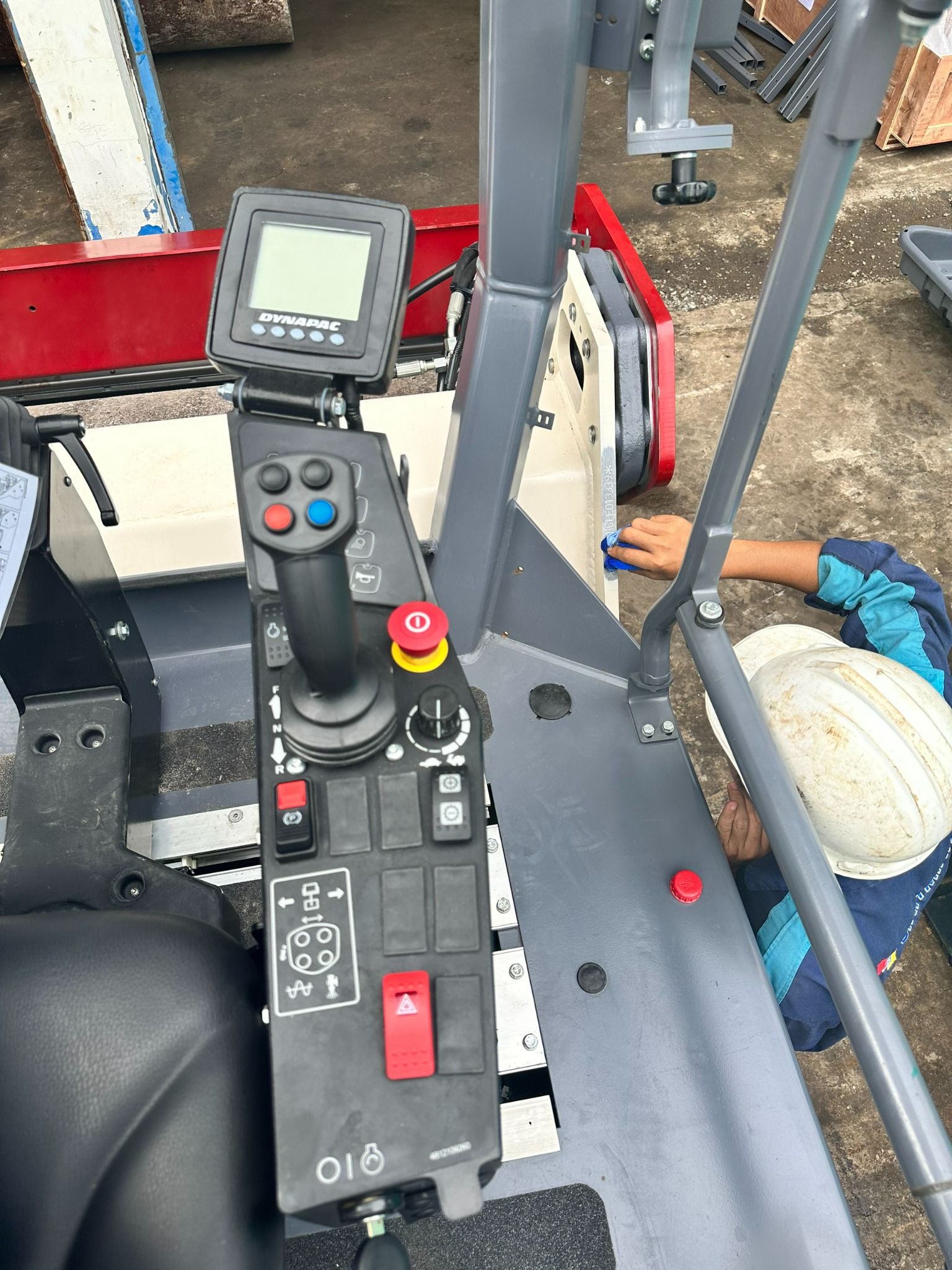 XE LU RUNG DYNAPAC HAI TRỐNG THÉP CC2200