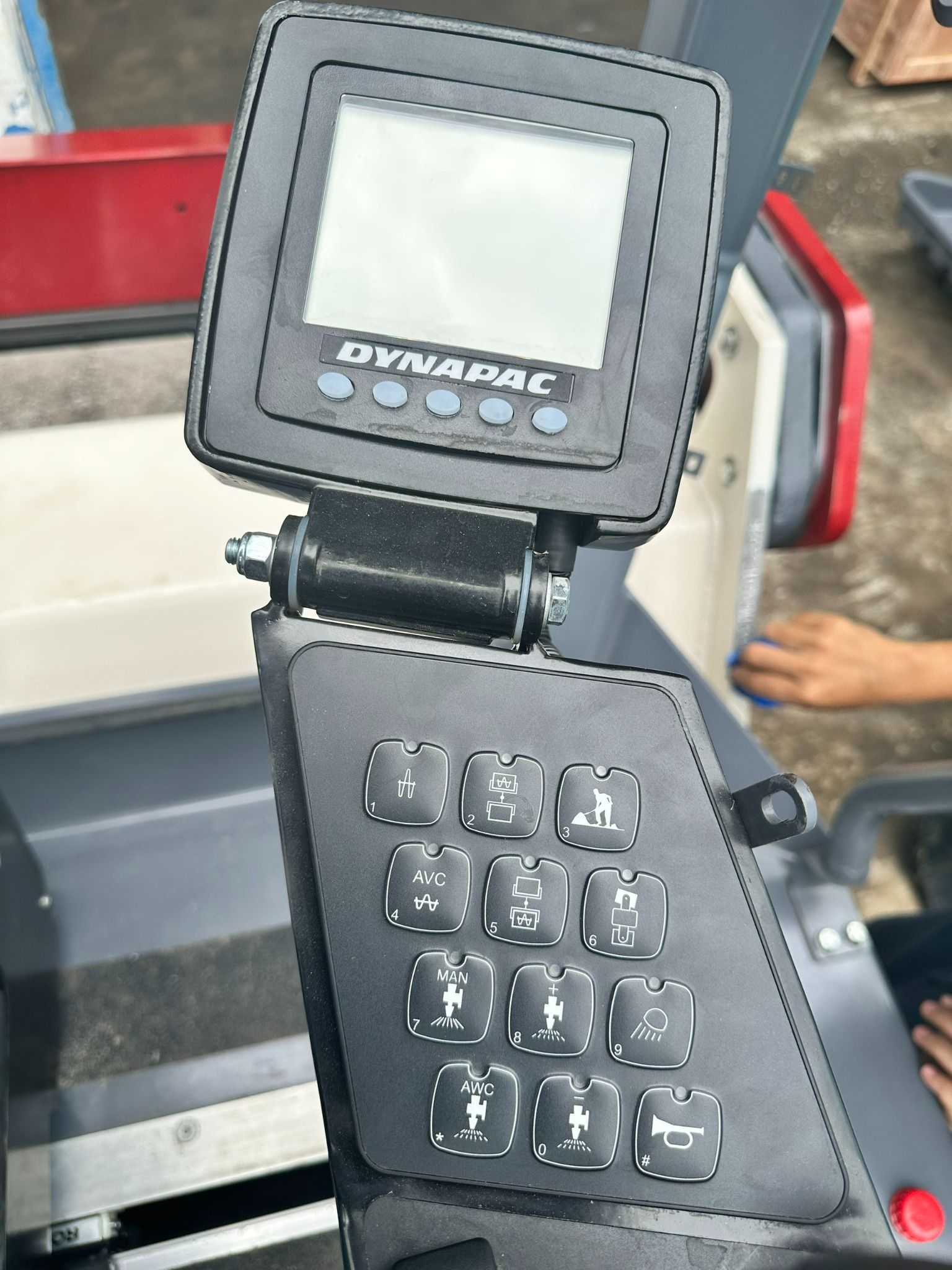 XE LU RUNG DYNAPAC HAI TRỐNG THÉP CC2200