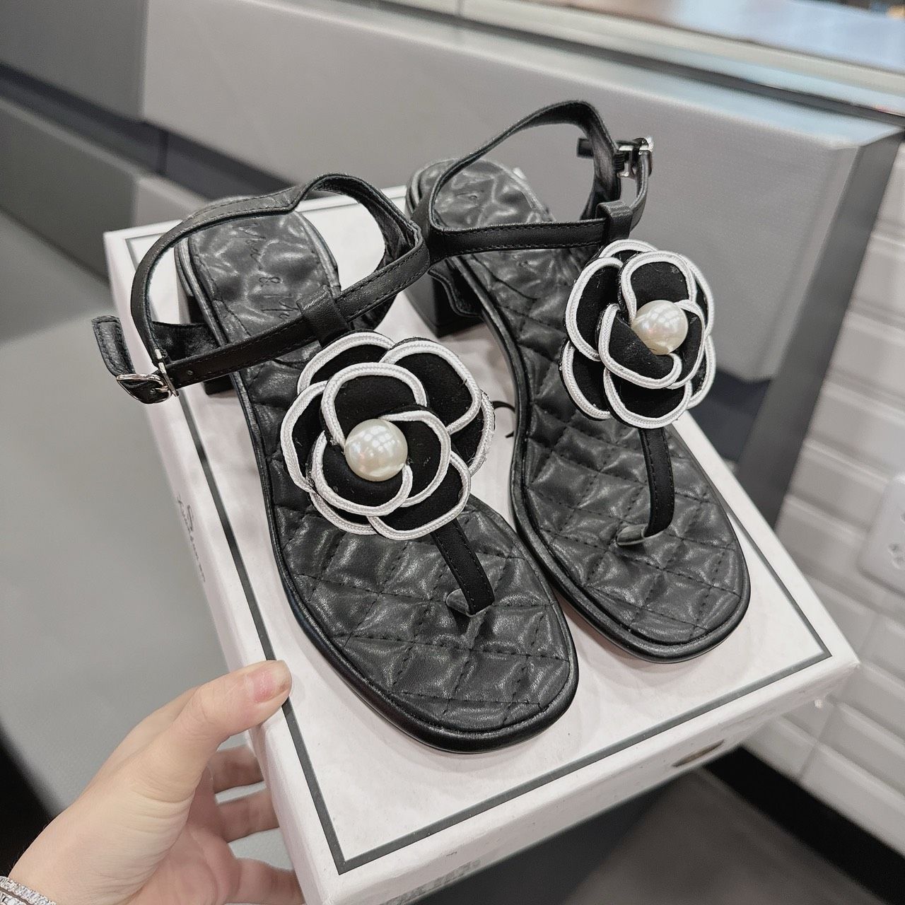 Giày sandal kẹp T hoa trà gót vuông 3 phân dễ thương - ĐEN - D536