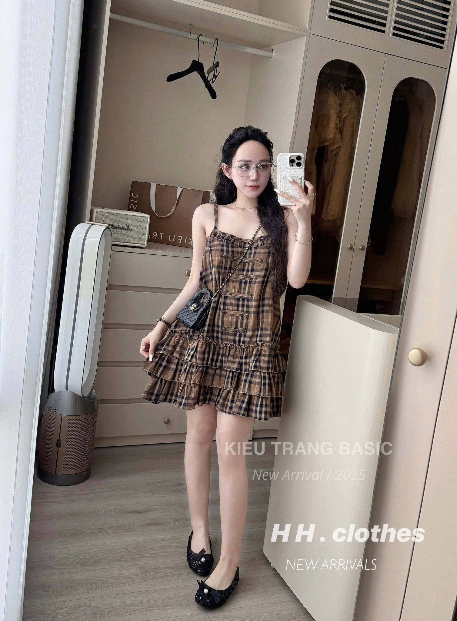 Đầm hai dây tùng kiểu tầng họa tiết kẻ sọc caro - H90