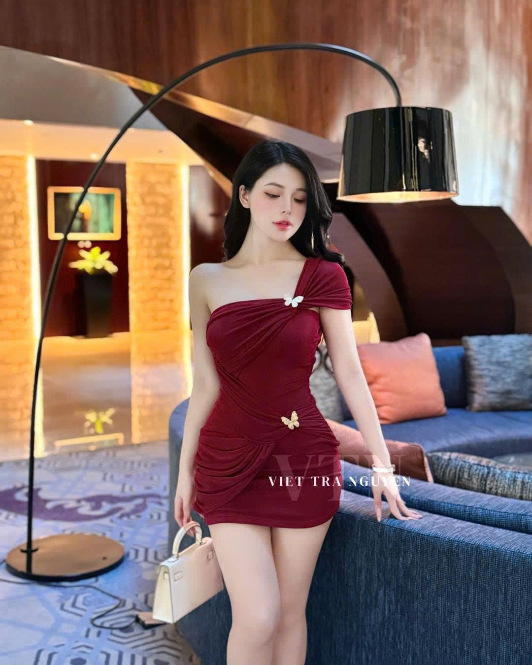 Đầm body nhún eo lệch vai đính tag bướm - ĐỎ - U505 ( S < 68 CM , M < 72 ) có co giãn