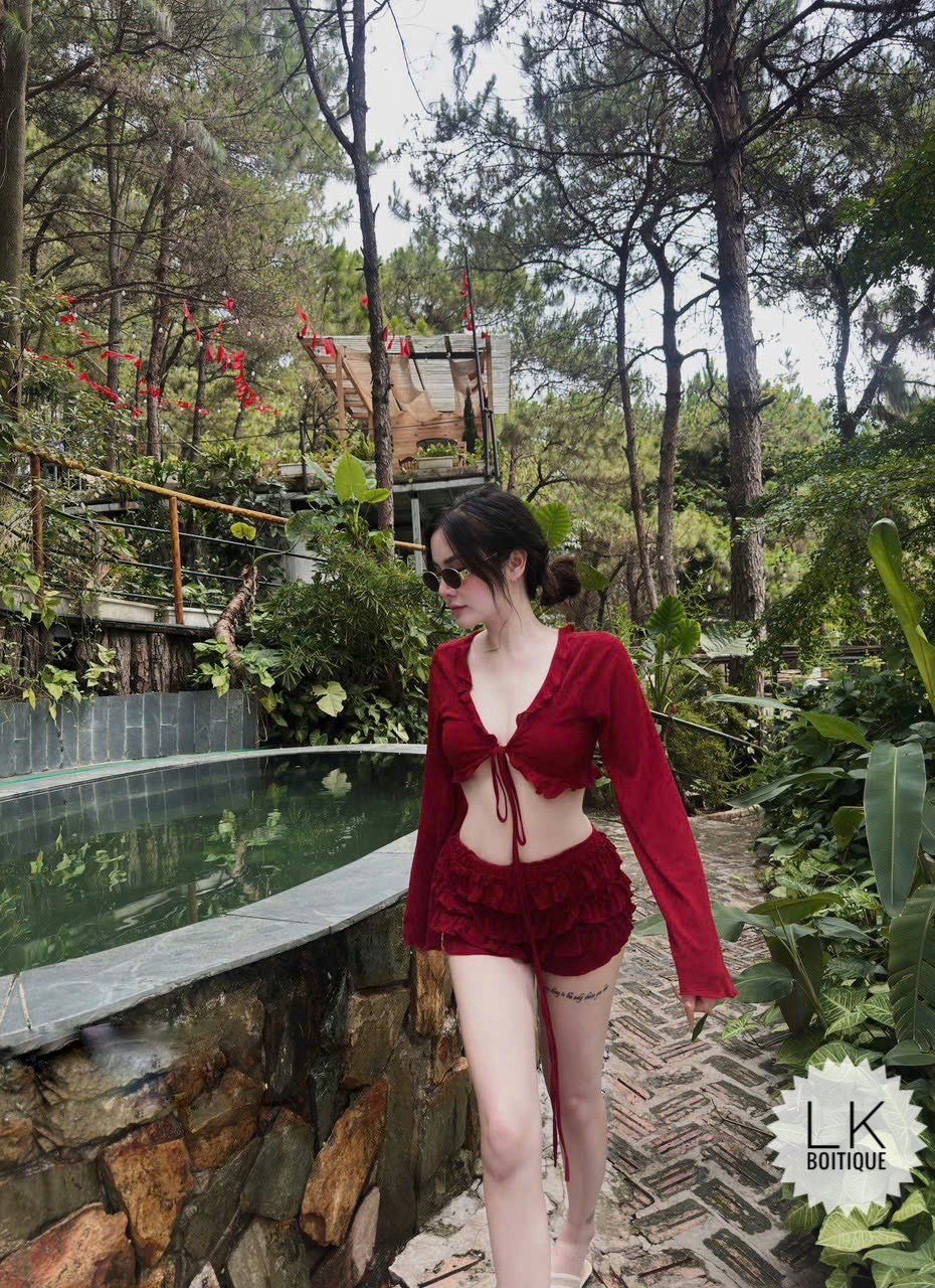 Set bikini áo tay dài croptop phối viền buộc dây mix quần short zum bèo tầng dễ thương - ĐỎ - T289