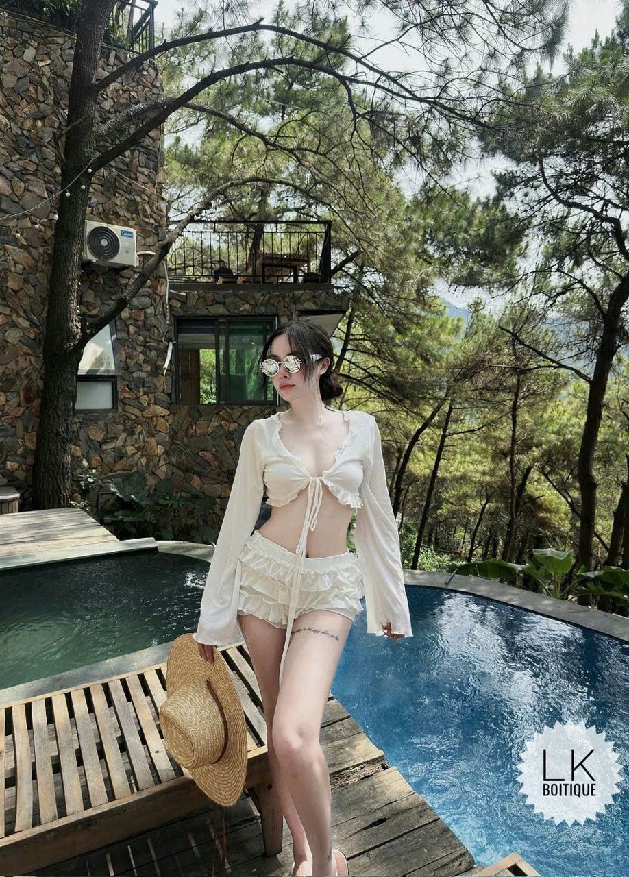 Set bikini áo tay dài croptop phối viền buộc dây mix quần short zum bèo tầng dễ thương - TRẮNG - T290