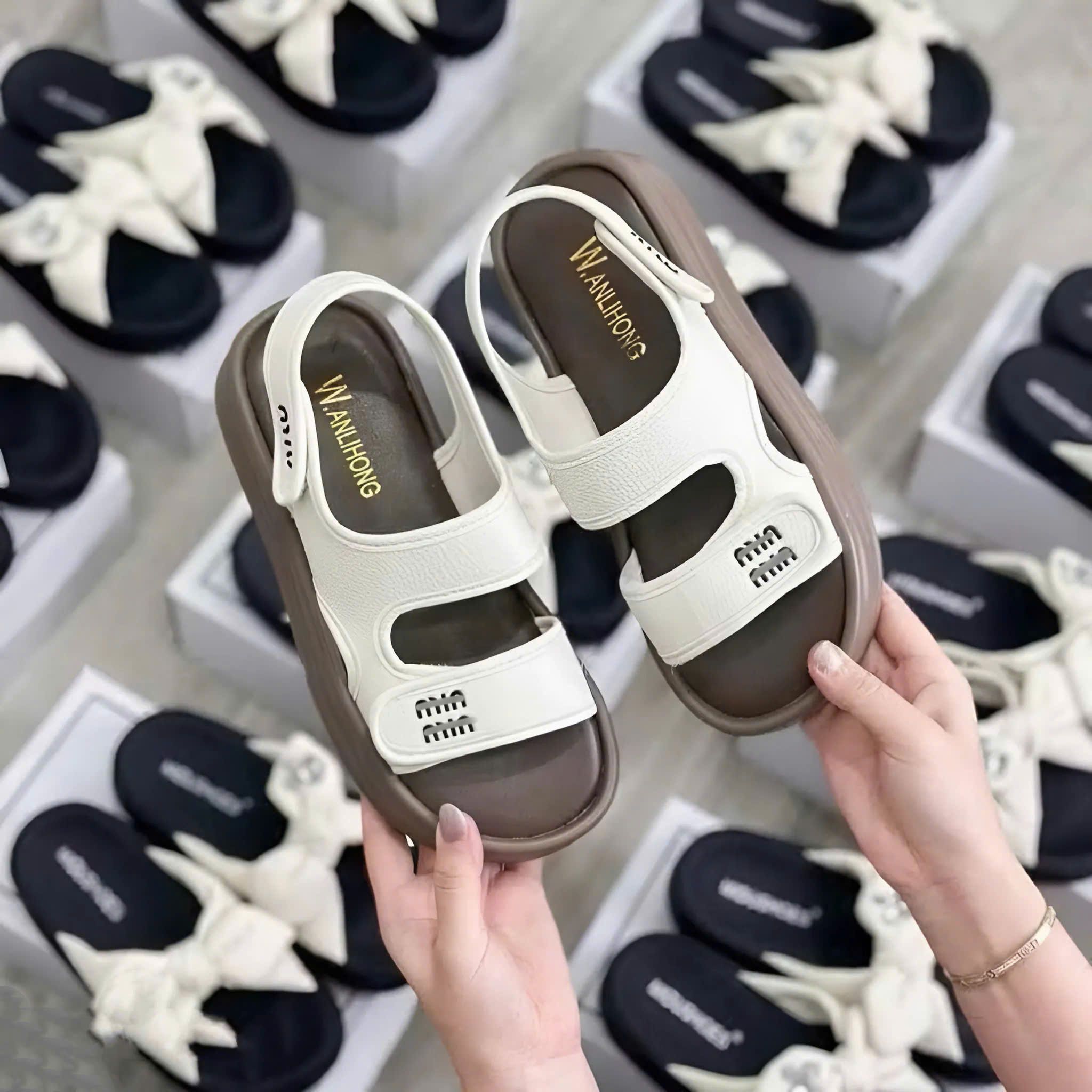 Dép sandal Miu Miu đế bánh mì hai quai da mềm - TRẮNG KEM - P543
