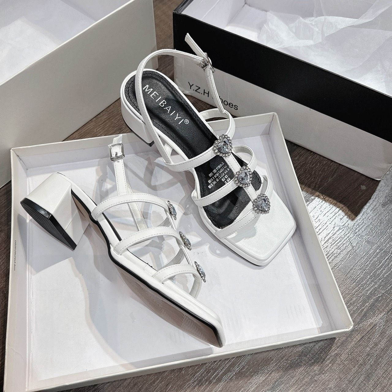 Giày sandal quai ngang đế gót vuông charm trái tim - TRẮNG - G351