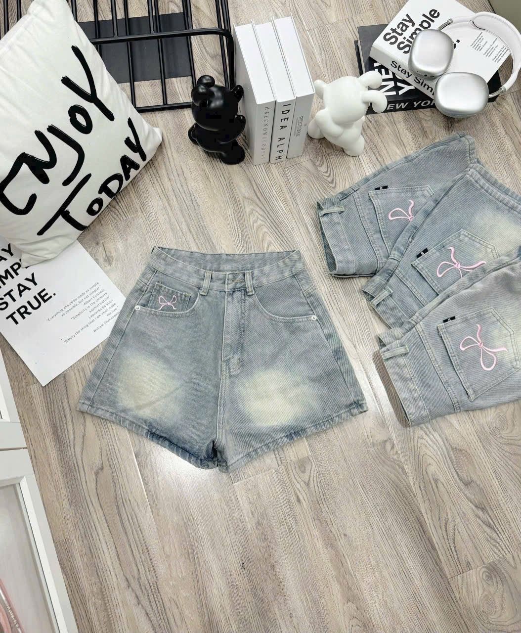 Quần short jean đùi thêu nơ túi sau siêu xinh - JEANS - H136 ( eo S<64, M<68, L<72 )( HÀNG SALE KH ĐỔI TRẢ )