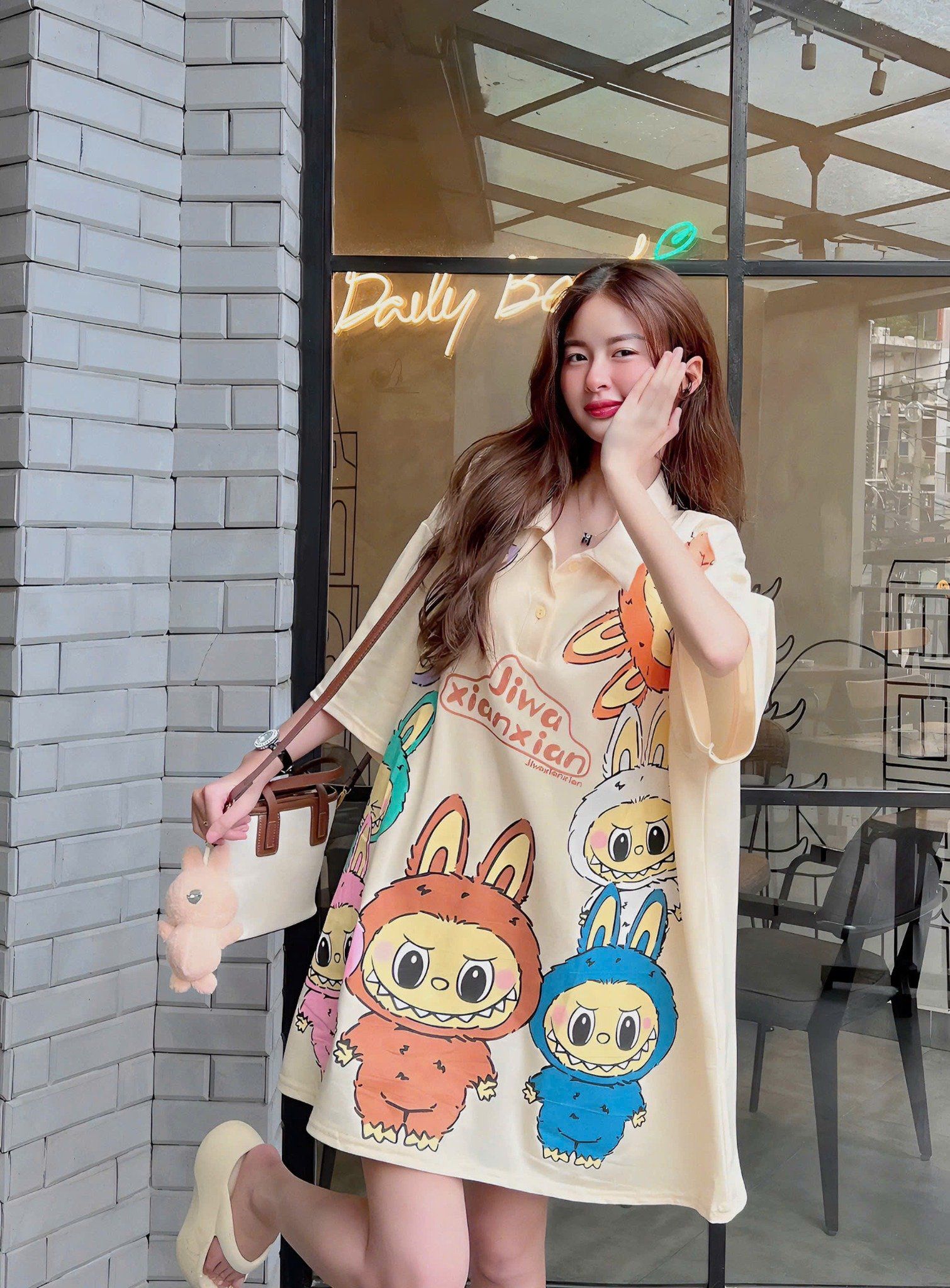 Đầm suông cổ bẻ họa tiết LABUBU màu sắc - KEM - U355 ( mã mới )