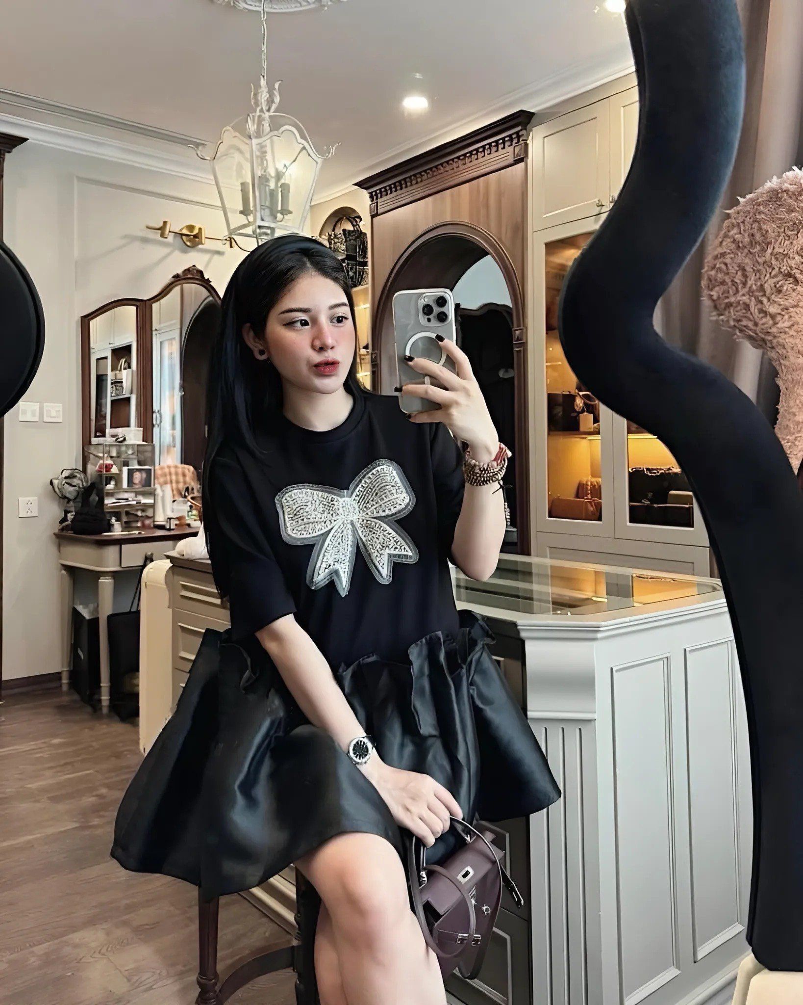 Đầm đen cổ tròn dáng rộng phối bèo nơ đính đá - G183