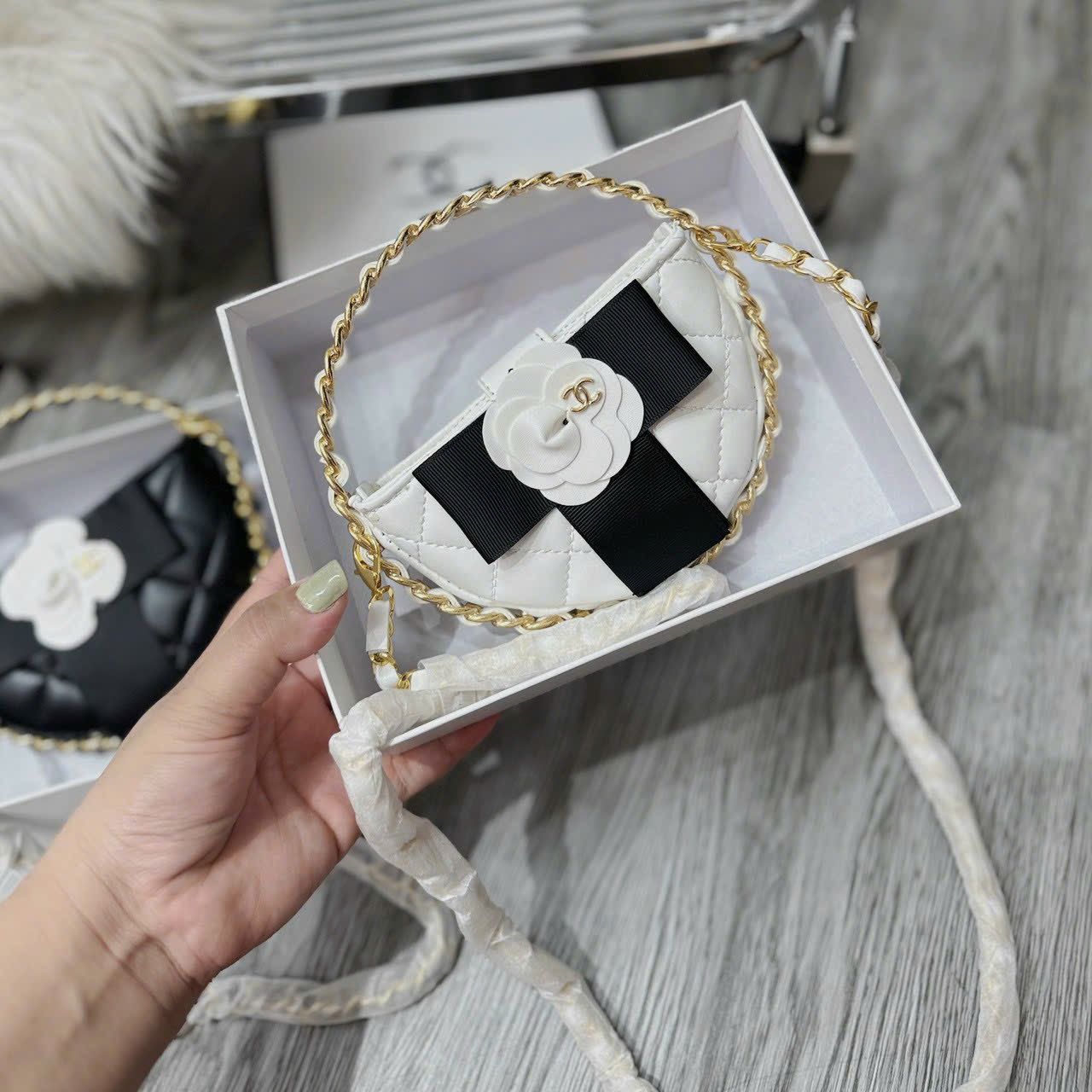 Túi đi tiệc kiềng tròn hoa trà siêu hot (Fullbox) - TRẮNG KEM- T91