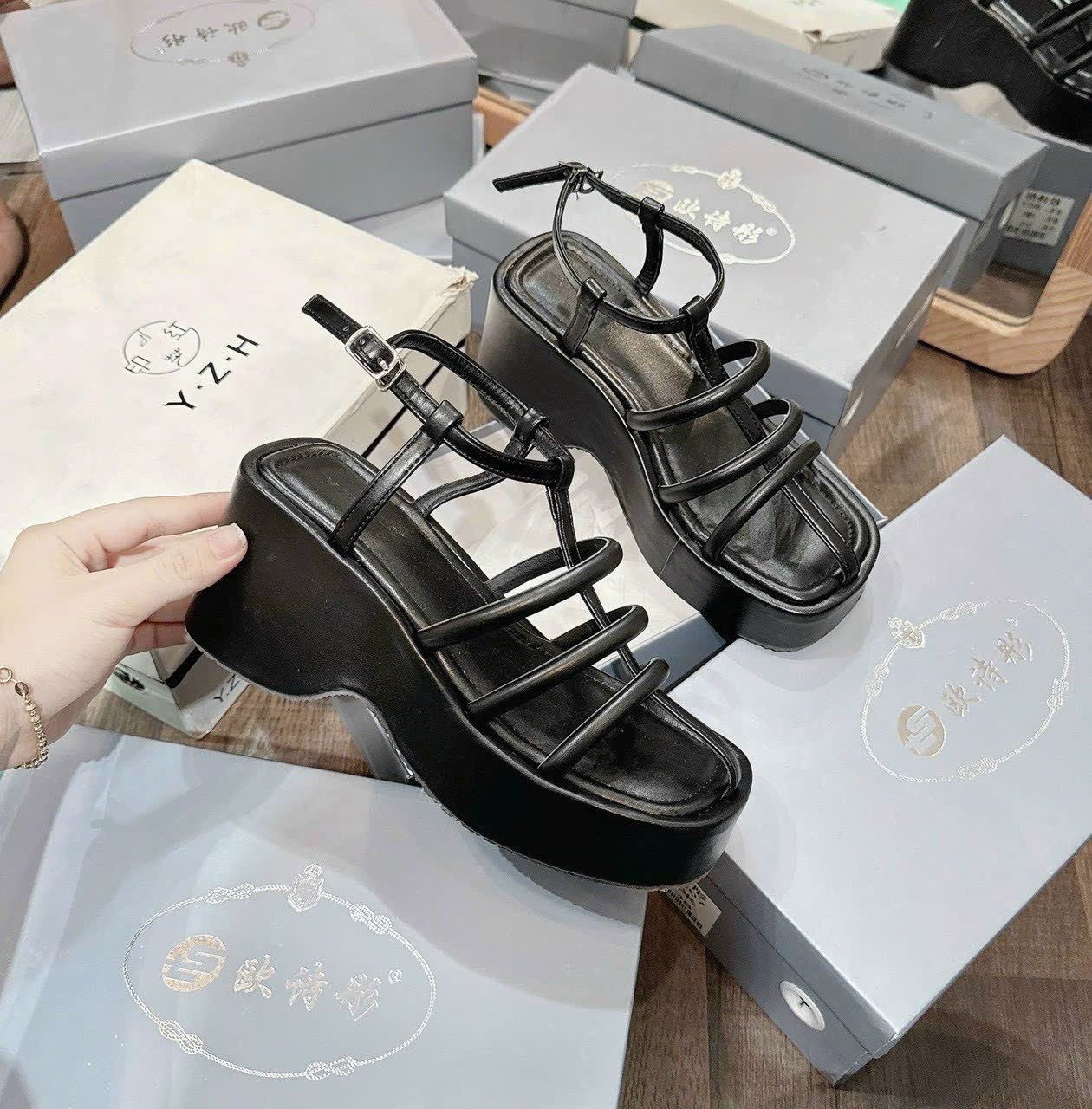 Giày sandal nữ đế xuồng cao quai rọ êm nhẹ - ĐEN - D620