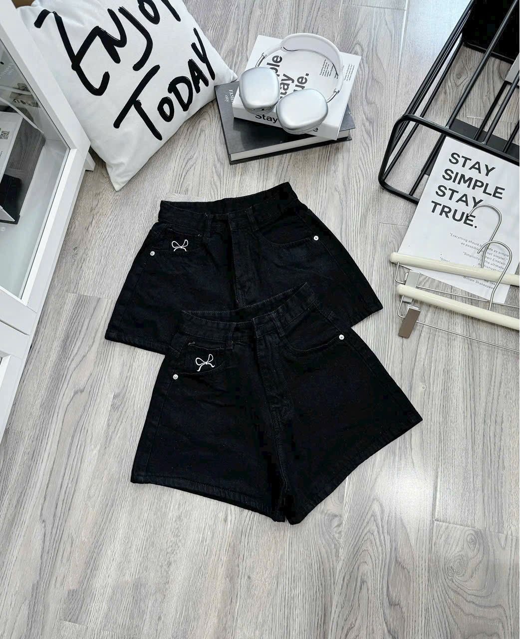 Quần short jean đùi thêu nơ túi sau siêu xinh - ĐEN - H135 ( eo S<64, M<68, L<72 )( HÀNG SALE KH ĐỔI TRẢ )