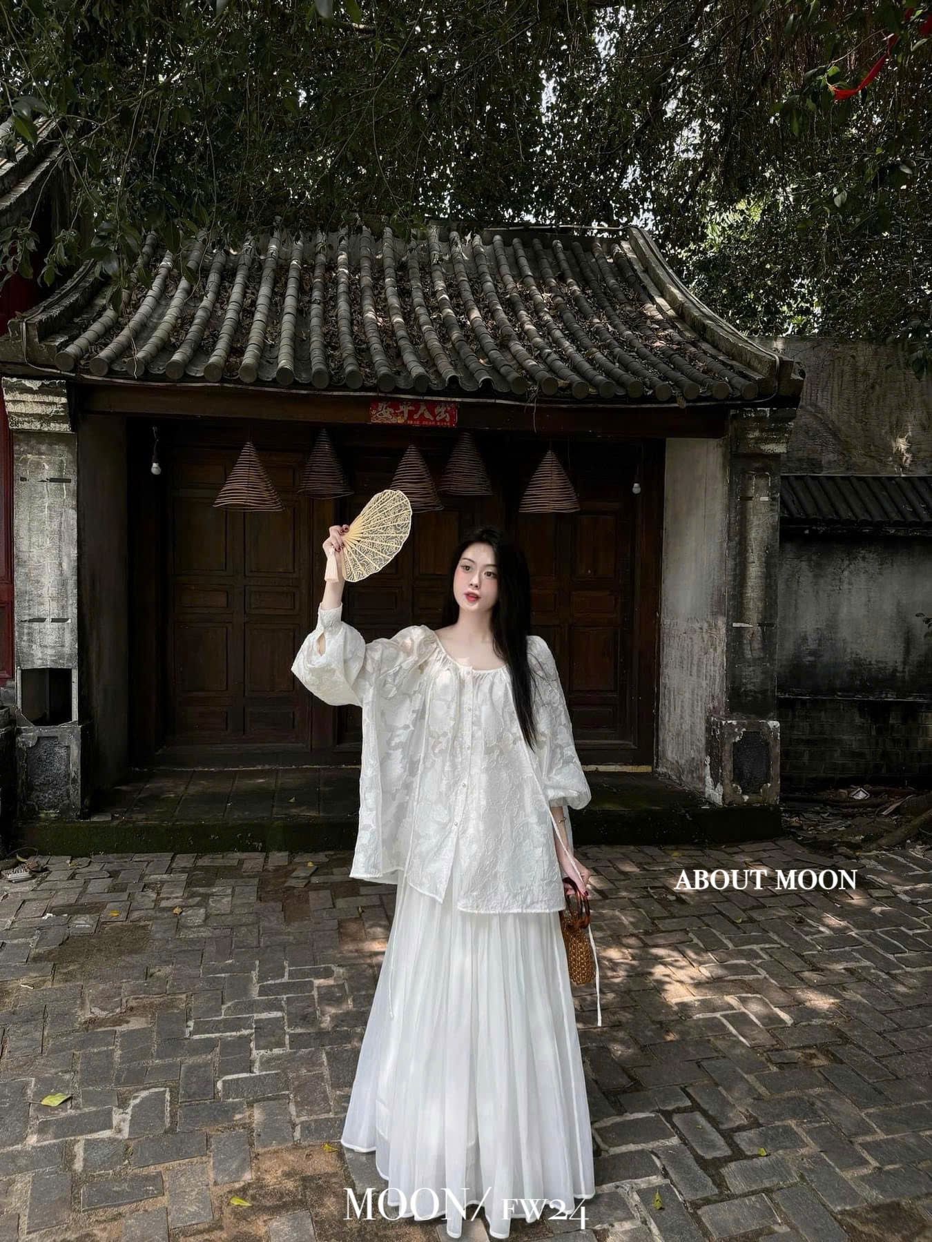 Set áo sơ mi cổ tròn phối hoa ren kèm chân váy lưng chun 2 lớp - P689