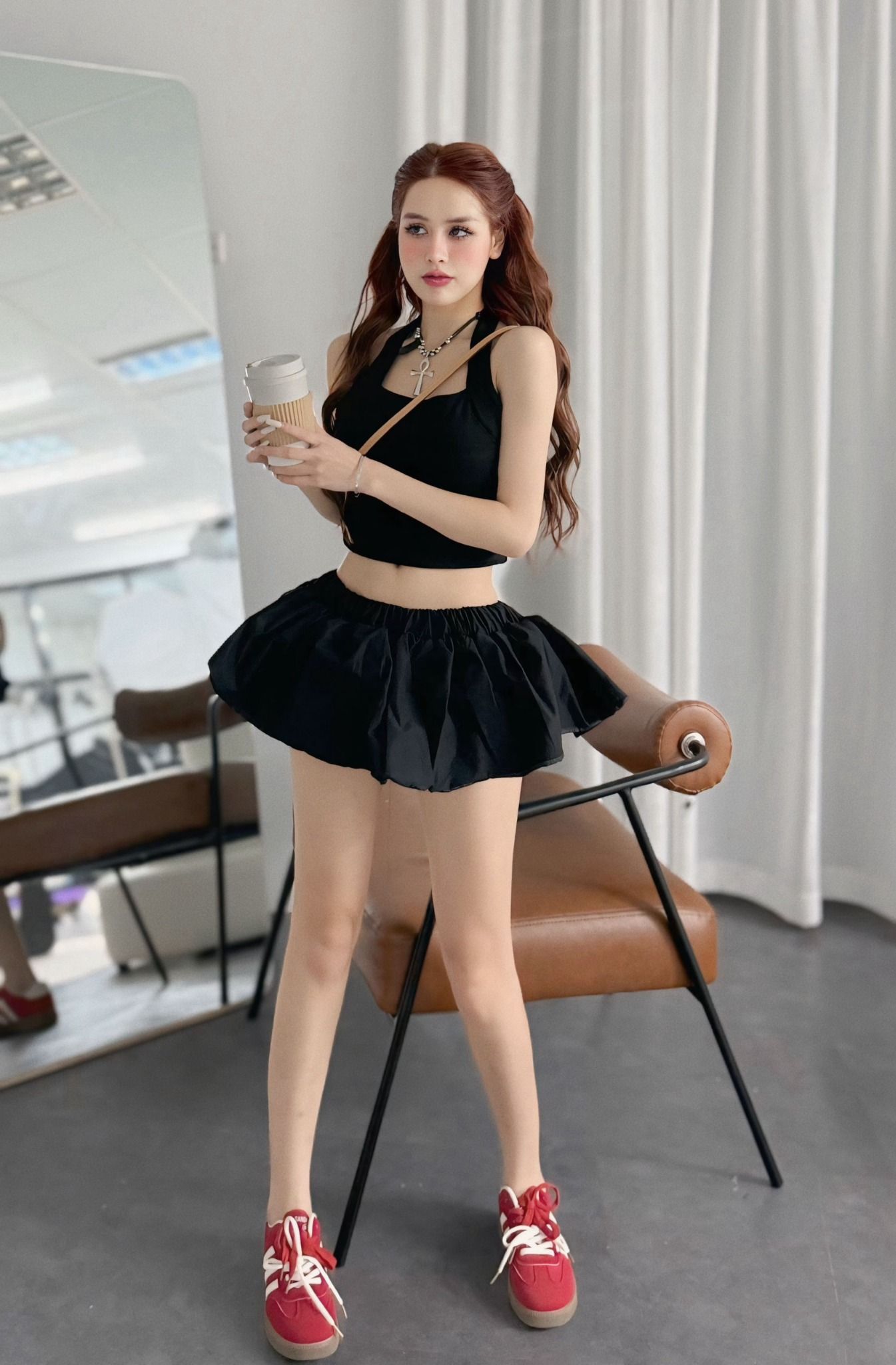 Set áo cổ yếm dáng ngắn phối chân váy dáng xòe basic - ĐEN - U313