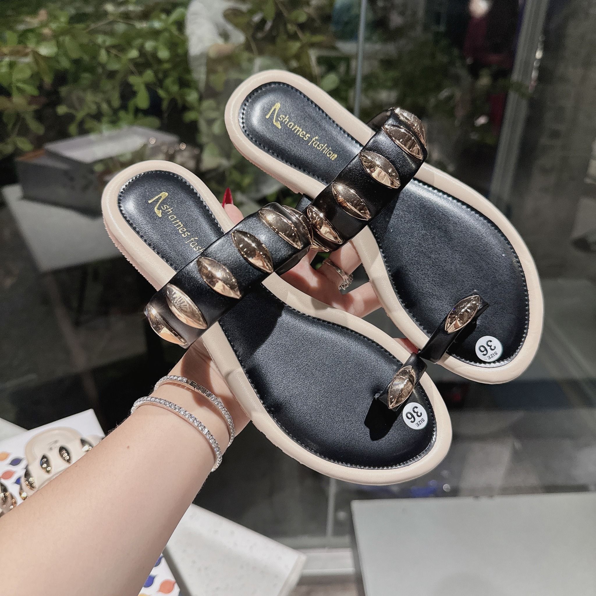 Dép xỏ ngón chất da mềm kiểu phối charm - ĐEN - D615