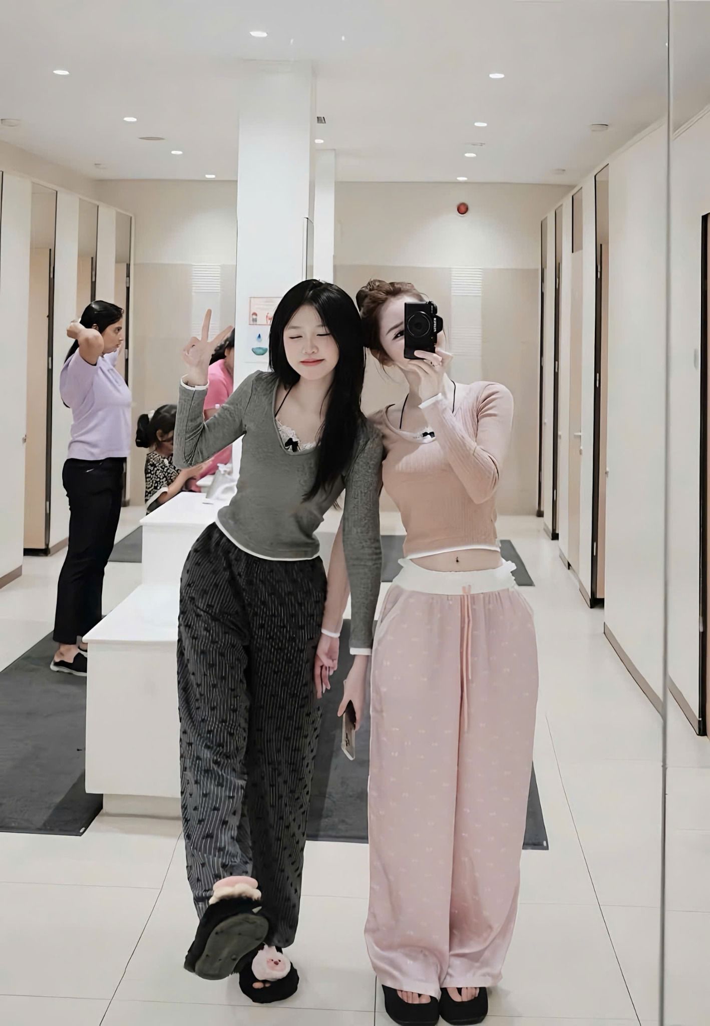 Set 2 món áo tay dài phối ren ngực mix quần suông kẻ họa tiết nơ - XÁM - S65