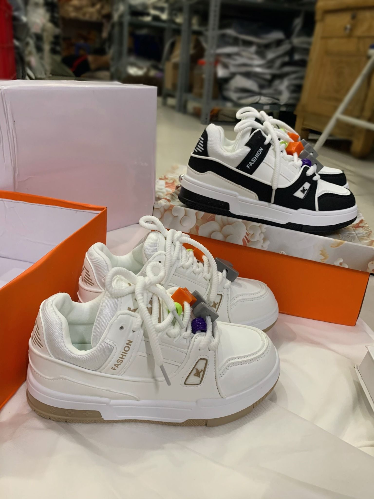 Giay bata fashion phối viền kèm charm - TRẮNG - P329 ( FULLBOX )
