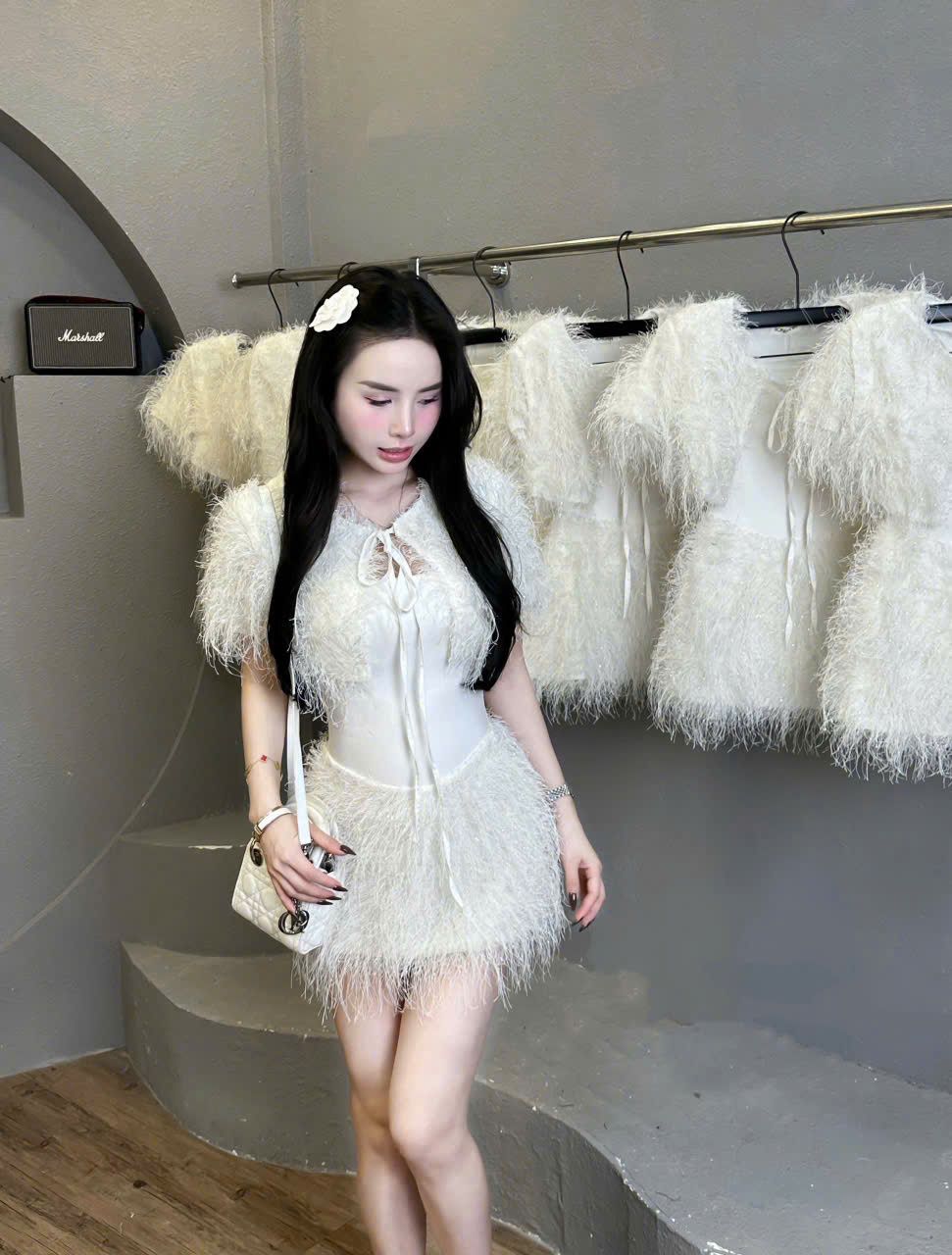 Set 2 món đầm quây dáng ngắn mix choàng lông vũ sang chảnh - V497 ( eo S<68, M<72 )